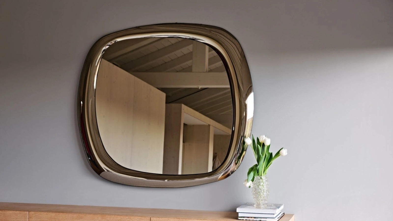 Specchio Bold H120 con cornice in vetro bronzo di Midj