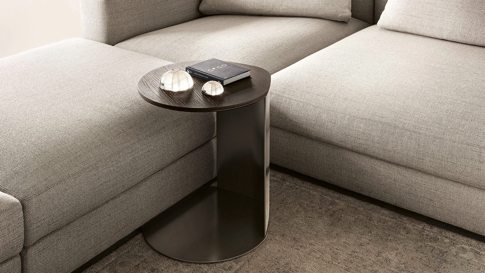 Tavolino asimmetrico con top in legno e base in metallo Gullwing di Lema