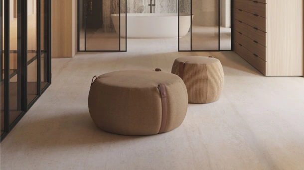 Pouf in tessuto con cinghie in cuoio Notch di Lema