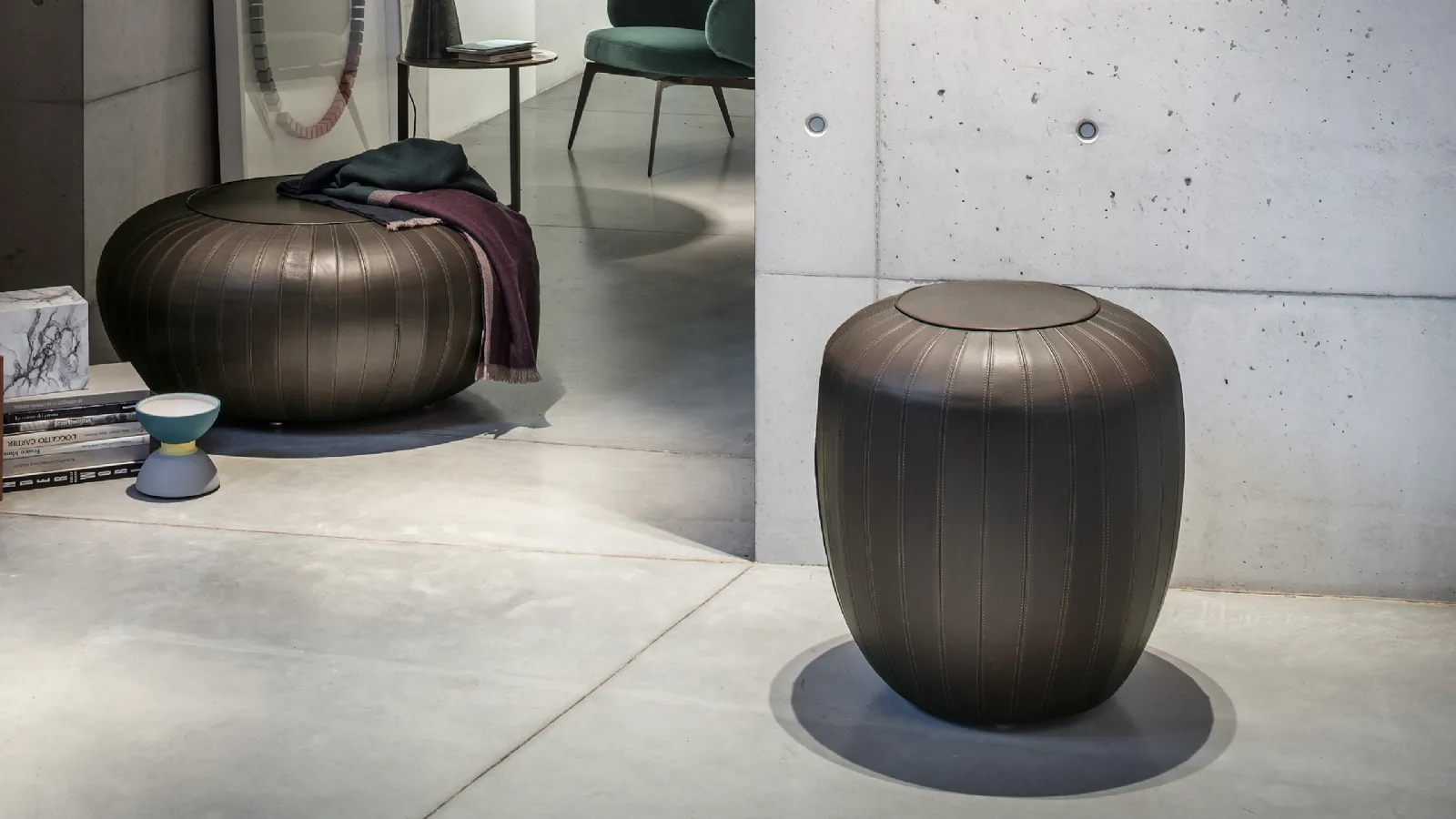 Pouf in pelle con cuciture a vista Tod di Lema