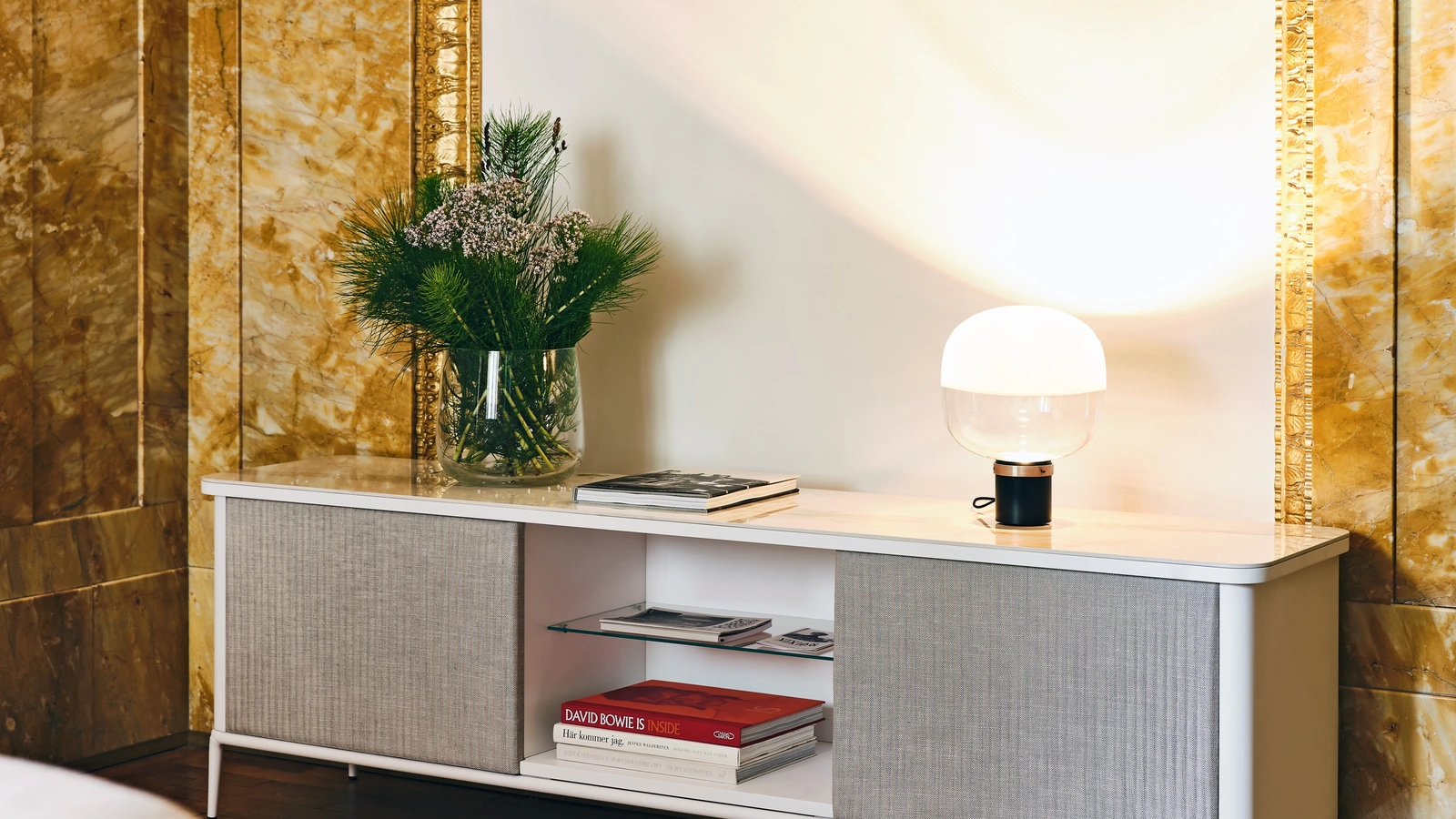 Lampada da tavolo con diffusore in vetro trasparente e satinato e base in metallo finitura Nero e Oro Ghost Tavolo di Midj