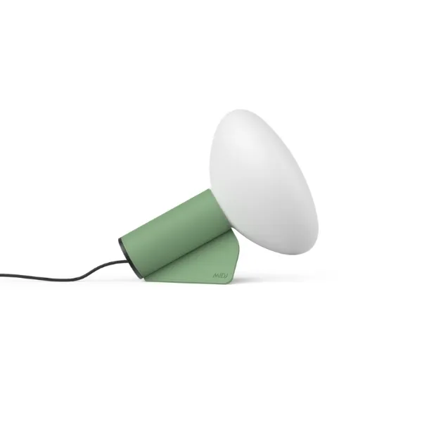 Lampada da tavolo Mug con diffusore in vetro opaco e supporto in metallo rivestito in cuoio di Midj
