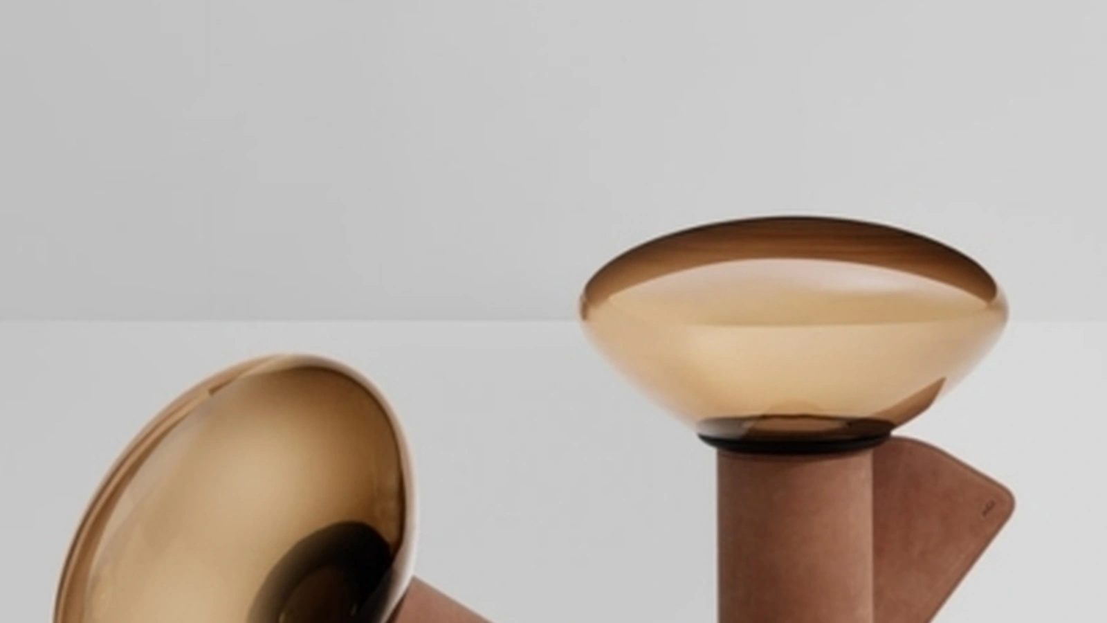 Lampada da tavolo Mug con diffusore in vetro opaco e supporto in metallo rivestito in cuoio di Midj