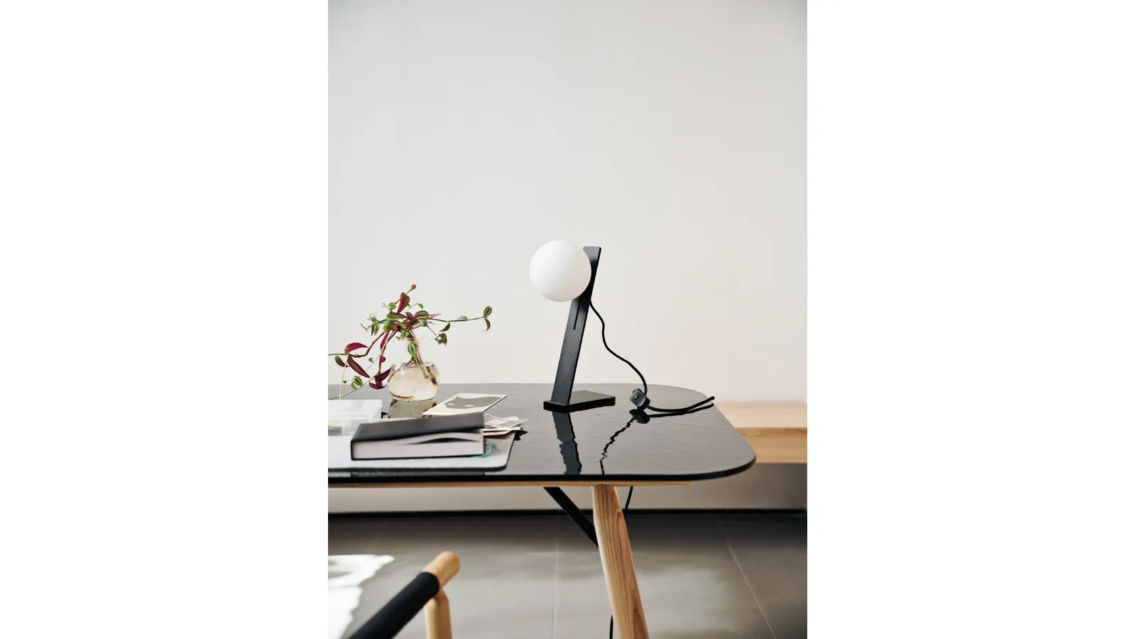 Lampada in metallo nero con diffusore in vetro soffiato Suspense di Midj