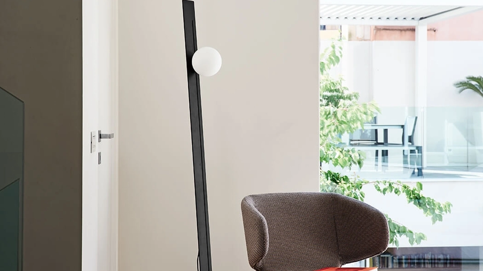 Lampada da terra Suspense in metallo Nero con diffusore in vetro soffiato regolabile in altezza lungo la barra di Midj