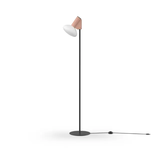 Lampada da terra Mug in metallo con diffusore in vetro opaco e supporto rivestito in cuoio di Midj