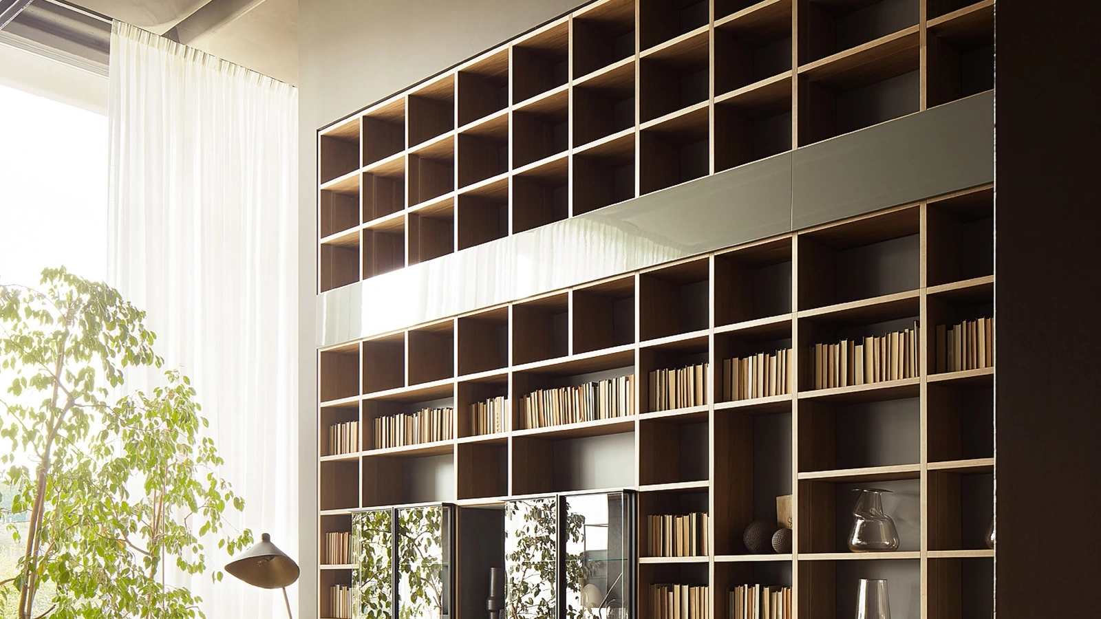 Libreria Selecta legno e laccato lucido di Lema