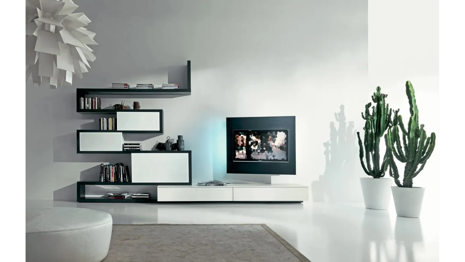 Parete Attrezzata Side 09 in finitura rovere vivo laccato nero e laccato inverno opaco con ante scorrevoli in vetro satinato laccato inverno di Fimar