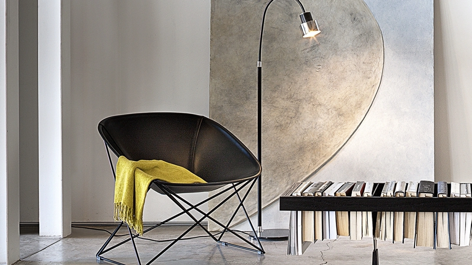 Poltroncina di design in cuoio e metallo con sedile a guscio Popsi di Lema