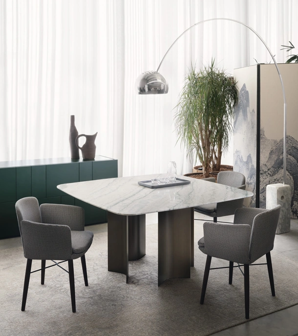 Sedia in tessuto imbottito e struttura in legno Tabby di Lema