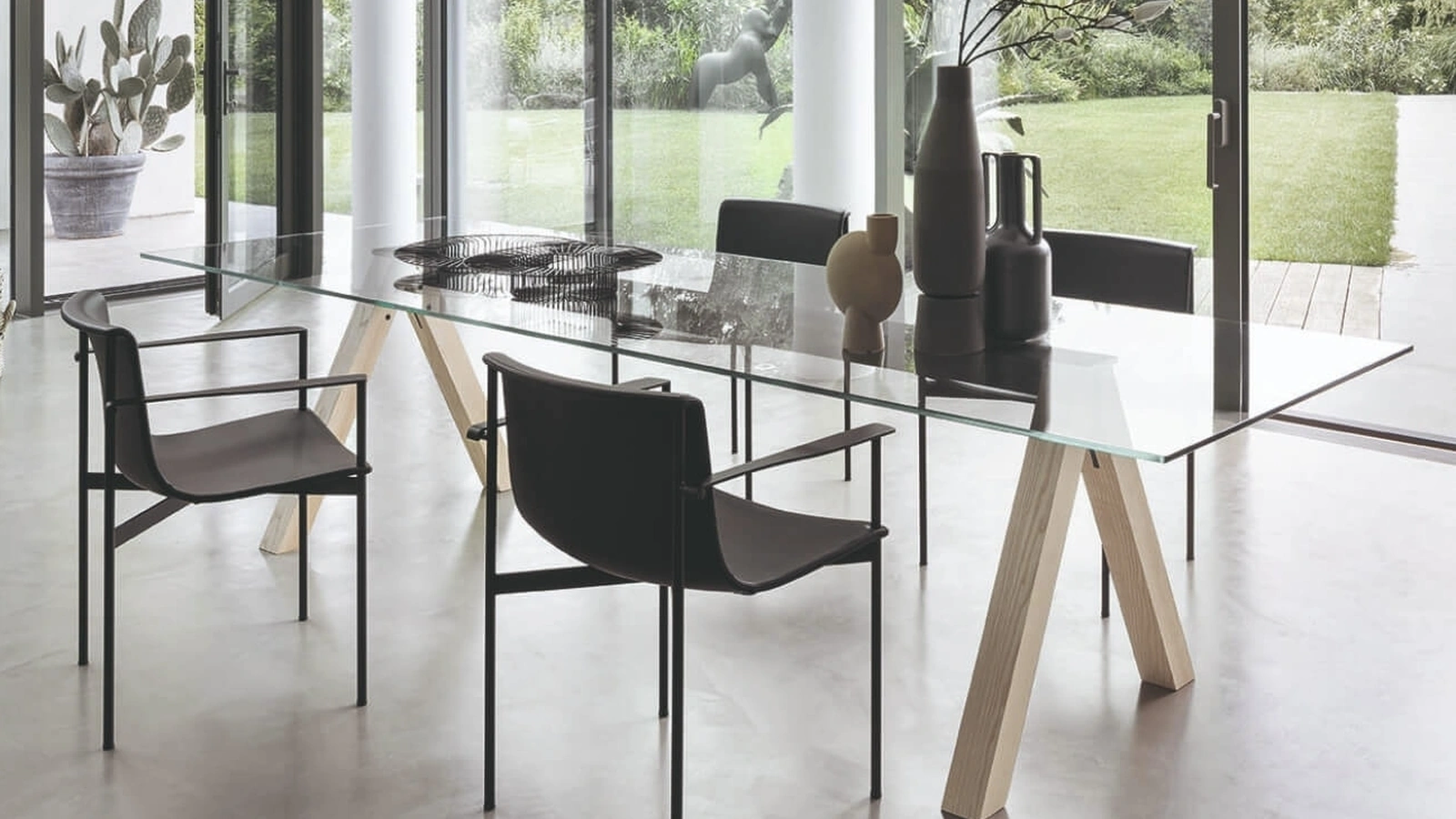 Tavolo rettangolare con top in vetro trasparente e base in Frassino tinto Rovere termotrattato Sesto di Lema