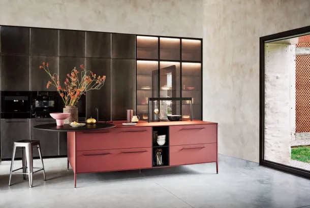 Cucina Design con isola Unit Local Gentility in Fenix Rosso Jaipur con piano snack in Rovere corvino di Cesar