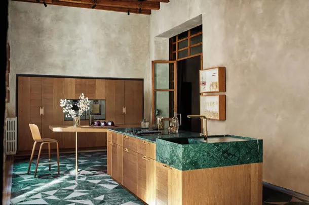 Cucina Design con isola e penisola Intarsio Art & Order in Rovere Mediterraneo con top in marmo Verde Guatemala di Cesar