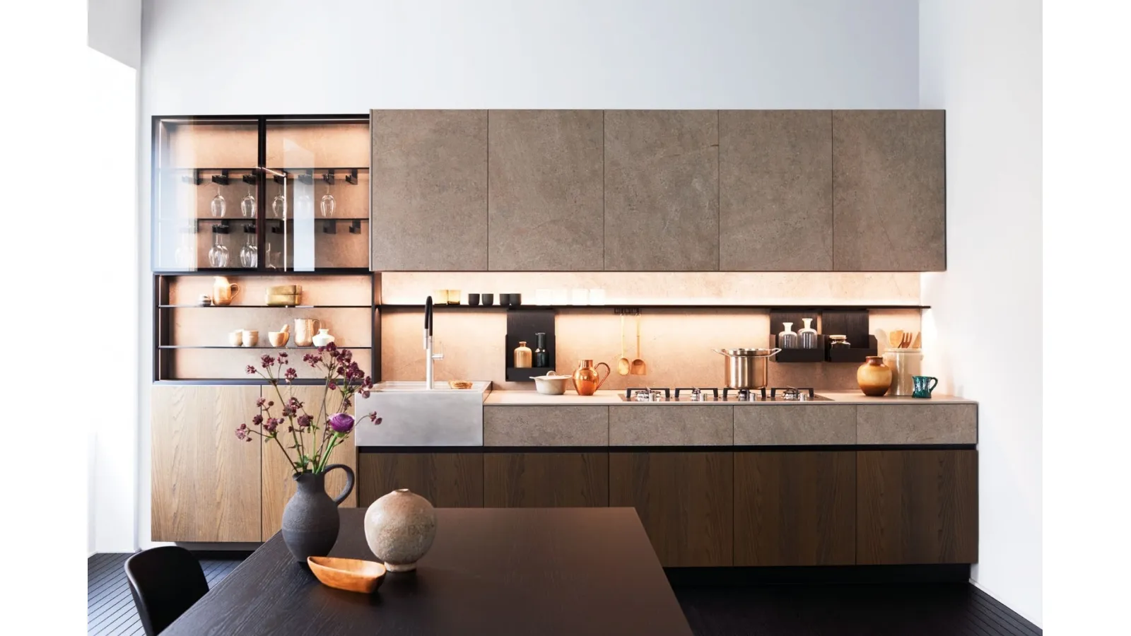 Cucina Design lineare Maxima 2|2  Refined Intimacy in Olmo Toscano e MDI Inalco Moka con Lavello Block in acciaio Vintage di Cesar