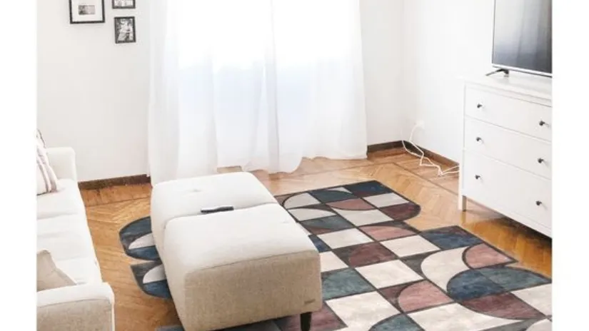 Tappeto dalla forma irregolare con disegno geometrico Monoscopio Segno Pieno Mint di Sirecom