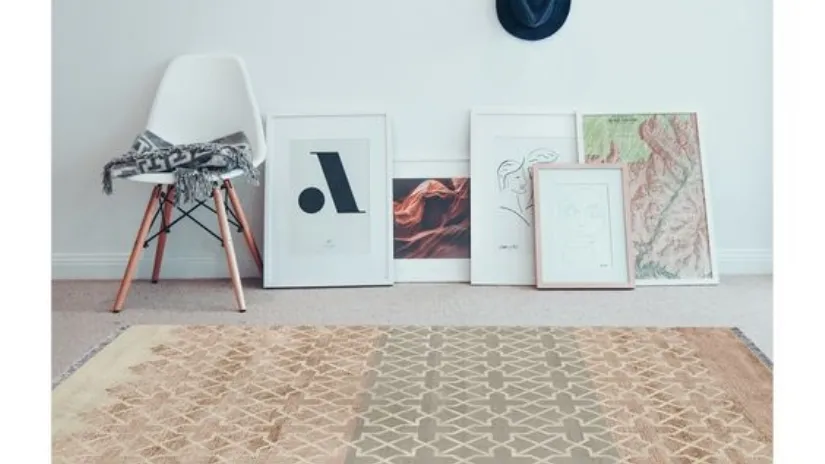 Tappeto con trame geometriche ispirate alla natura Palladium Philia Sand di Sirecom