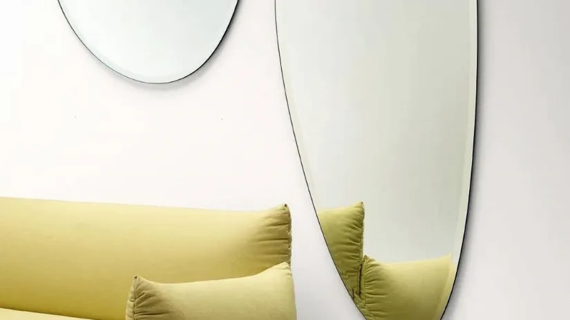 Specchi sagomati con bordi bisellati Spot S M L di Midj