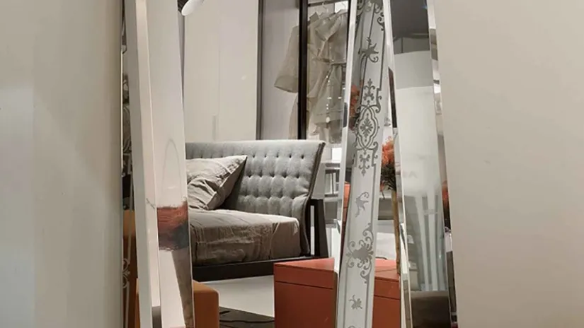 Specchiera dalle dimensioni importanti con cornice in acciaio inox Vanity di Lema