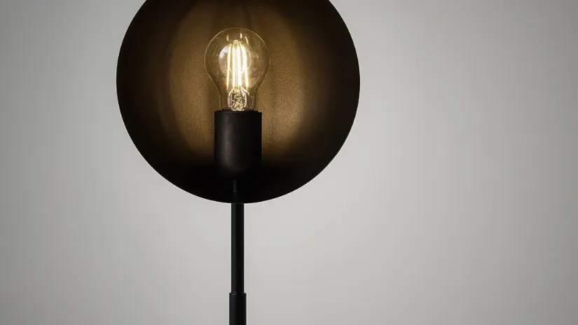 Lampada da tavolo ruotabile in metallo Charlotte Tavolo di Midj