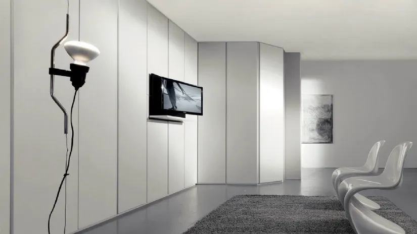 Armadio angolare con ante battenti in laccato opaco Architetture a Parete con porta TV di Fimar