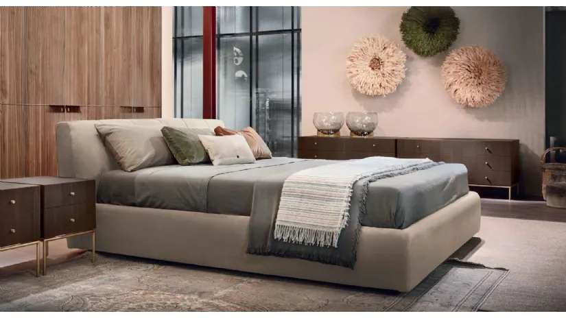 Letto in tessuto imbottito con testiera e box contenitore Warp Bed di Lema