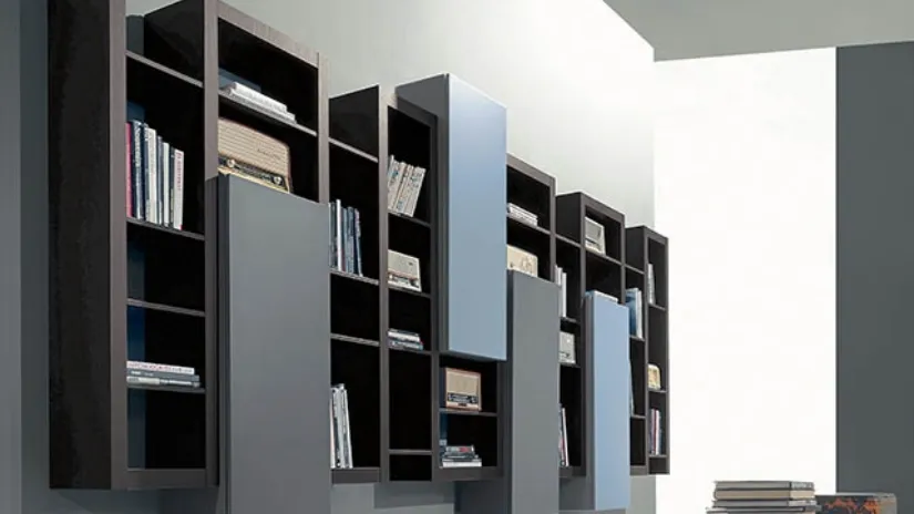 Libreria Side 16 in olmo ruggine con elementi ad ante battenti in laccato quarzo e fiordaliso opaco di Fimar