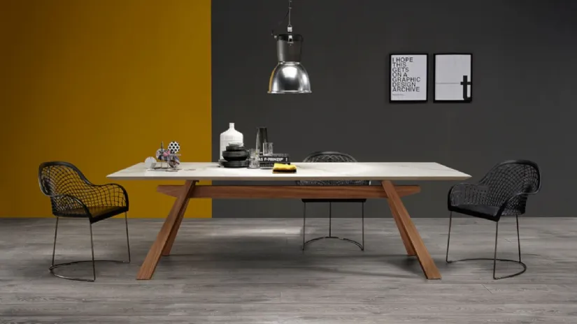 Sedia in cuoio con braccioli  con base a slitta in acciaio Guapa PM C U di Midj