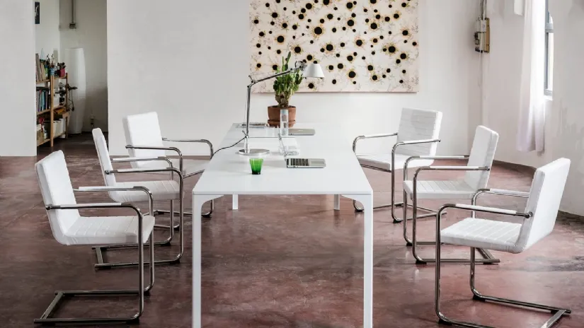 Tavolo realizzato completamente in metallo verniciato Nero Armando di Midj