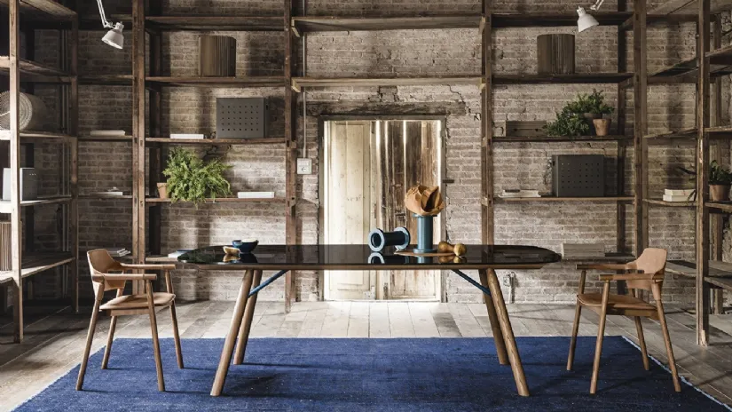 Tavolo con gambe in legno e piano in vetro Suite di Midj