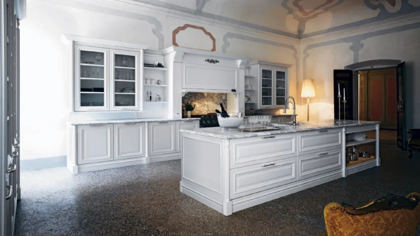 Cucina Classica con isola in laccato bianco opaco con top in marmo di Carrara bianco levigato opaco Elite Beauty di Cesar