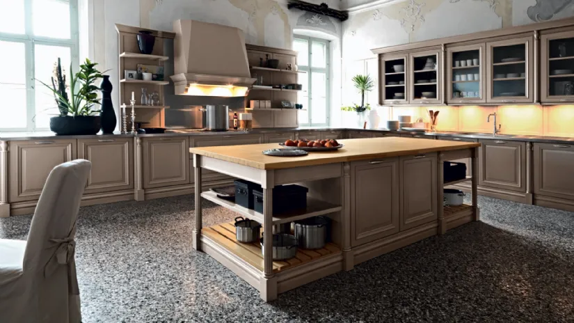 Cucina Classica angolare con isola Elite Extraordinary in laccato opaco con top in acciaio inox e piano del bancone centrale in legno di faggio di Cesar