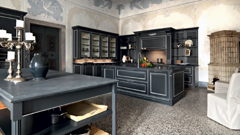 Cucina Classica con isola in laccato opaco con particolari in finitura argento spazzolato e top in marmo di Carrara grigio levigato Elite Tale of sense di Cesar