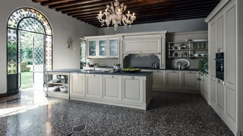 Cucina Classica angolare in laccato grigio perla con isola Etoile Graceful Joy di Cesar