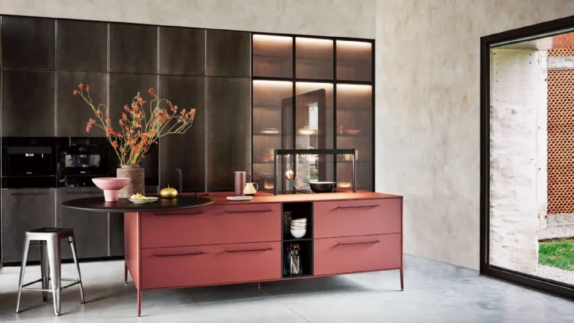 Cucina Design con isola Unit Local Gentility in Fenix Rosso Jaipur con piano snack in Rovere corvino di Cesar