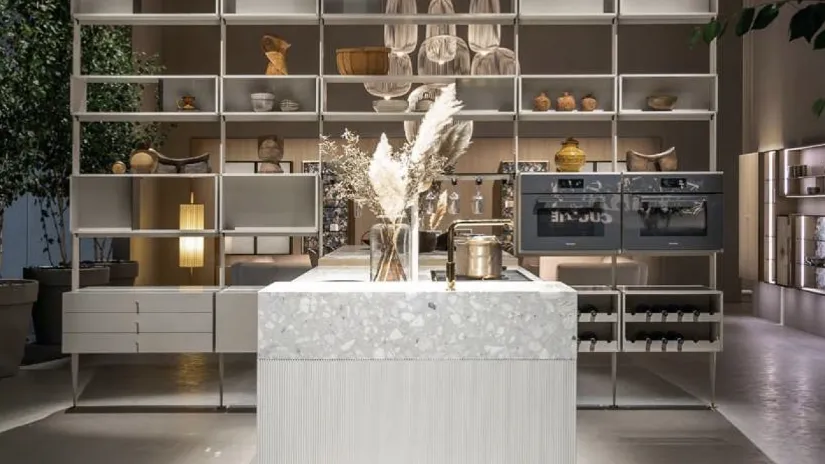 Cucina Design lineare in laccato strutturato Bianco Intarsio e top in seminato Bianco Apuano di Cesar