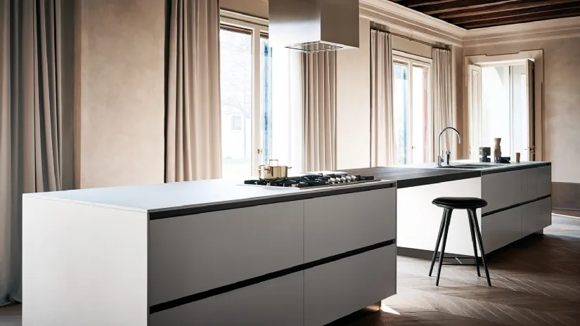 Cucina Design lineare Maxima 2-2 Everlasting Memory con ante in ceramica Bianco Natural, top in laccato bianco, e rovere termocotto per il piano snack a ponte di Cesar