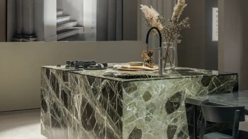 Cucina Design con isola N_Elle Island in marmo Breccia Imperiale di Cesar