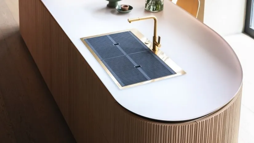 Cucina Design a isola Tangram Bending Brightness di Cesar