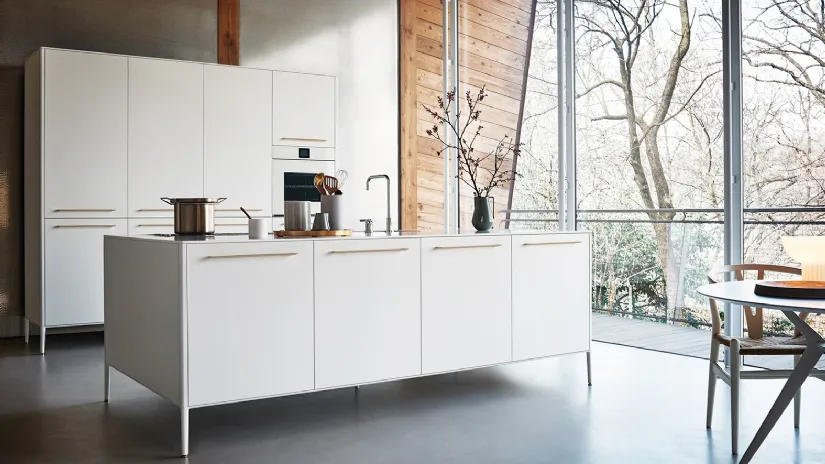 Cucina Design lineare Unit Creative Harmony in laccato seta bianco con particolari in ottone di Cesar