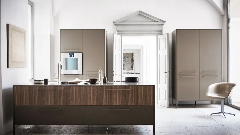 Cucina Design lineare Unit Everyday Museum in laccato Seta Laguna e Noce Canaletto con top in marmo grigio di Cesar