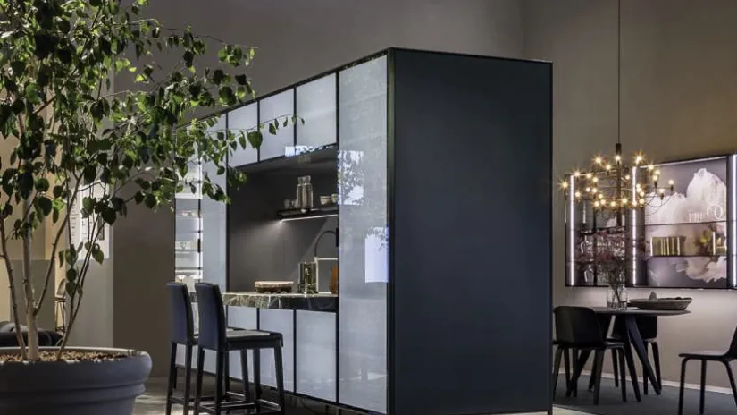 Cucina Design lineare bifacciale Unit Pocket con ante in vetro Fumè e top in marmo Breccia Imperiale di Cesar