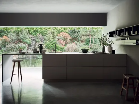 Cucina Design a isola Maxima 2|2 Welcome Lightness in melaminico Ossido Ghisa e acciaio inox con penisola in rovere nordico di Cesar