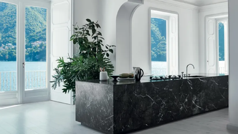 Cucina Moderna lineare N_Elle Unexpected contrast in marmo Grigio Carnico di Cesar